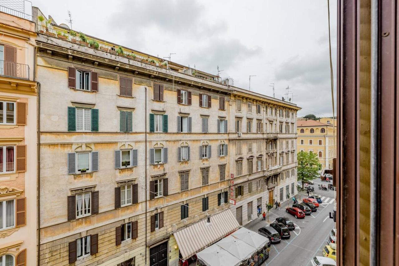 Deluxe Rooms And One Chilling Jacuzzi Suite Guesthouse, Rome